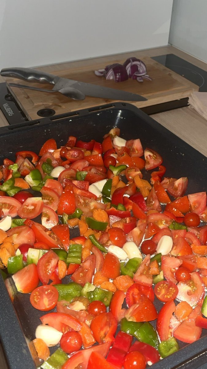 OdysseeED's tweet photo. Making a roasted tomatoes soup !! 
600g tomatoes 
40g garlic 
250g pepper 
115g onion 
120g carrot 
1tbsp oil (not necessary I don’t put it) 

- 87cals for 200g (for the leftovers if you don’t plan on eating it all just let it cool down and put it in the feeezer) https://t.co/xn9pUbtpl5