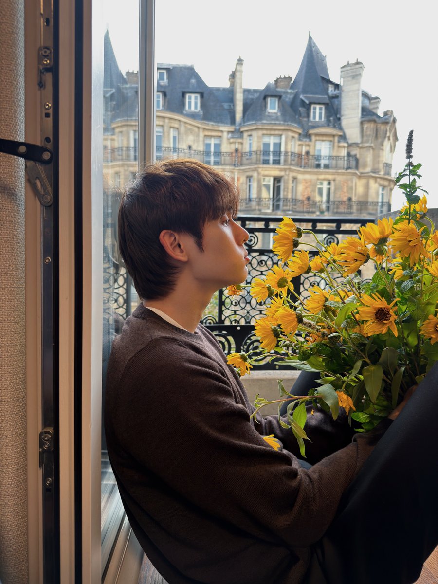 ppimnamepatt's tweet photo. บุ๊คเหมือนได้กลับบ้านมากกว่าไปทำงาน ฝรั่งจ๋ามาก ปารีสเหมือนบ้านเกิดของบุ๊ค  ลูกคุนหญิงหลานคุนนาย หล่อมาก 

BOOK X CELINE PFW27
#BookKasidet
#Celine #CelineEte2027
#MichaelRider #kasibook https://t.co/hCeMmKUFIX
