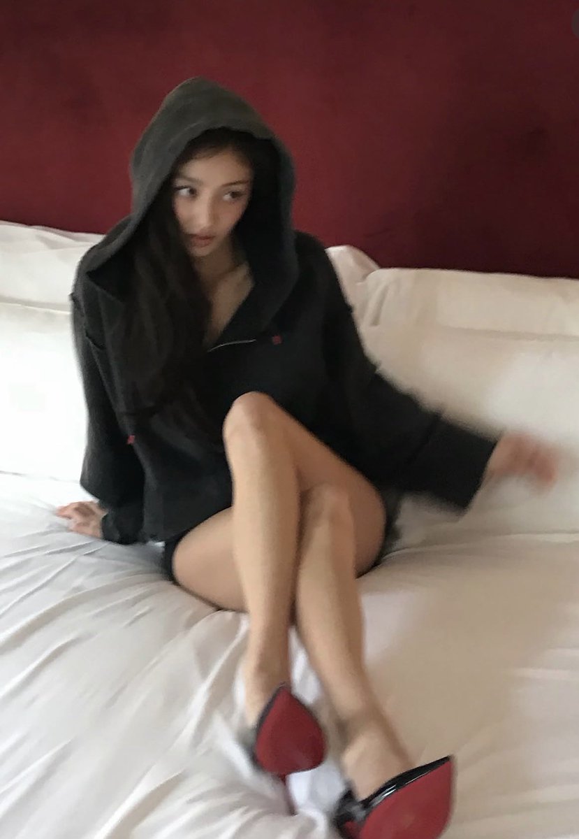 twicepopbase's tweet photo. JIHYO FOR CHRISTIAN LOUBOUTIN https://t.co/wRXpcMTEY8