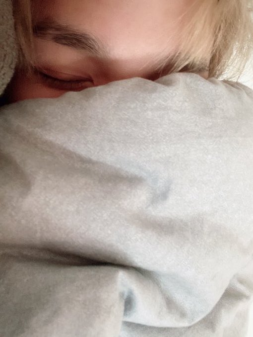 sunhaefs's tweet photo. blonde haechan bed selcas 🫠🫠 https://t.co/qUnYmsfVrA