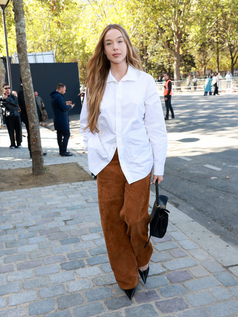 ellabeattybr's tweet photo. Maravilhosa!! Ella Beatty no desfile da balenciaga no Paris Fashion Week 😍 https://t.co/C2u4Lpkh1Y