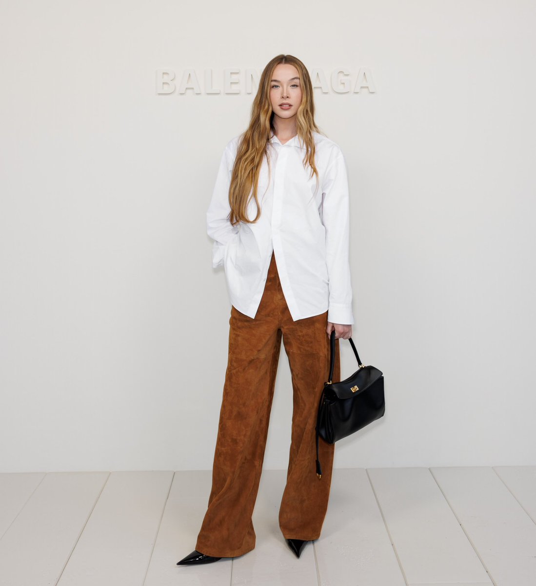 ellabeattybr's tweet photo. Maravilhosa!! Ella Beatty no desfile da balenciaga no Paris Fashion Week 😍 https://t.co/C2u4Lpkh1Y