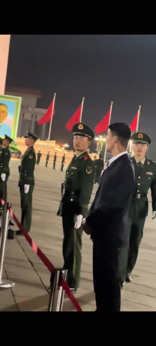 cew1980's tweet photo. 這個黑衣武警還沒入戲 還以為自己還是武警
大量視頻證明 無論是在天安門廣場 還是在人民大會堂內
大量黑衣人已經不是解放軍的中央警衛局
而是被隸屬公安部的武警內衛 以及公安部警衛局給取代 https://t.co/Dc42t4YD2r