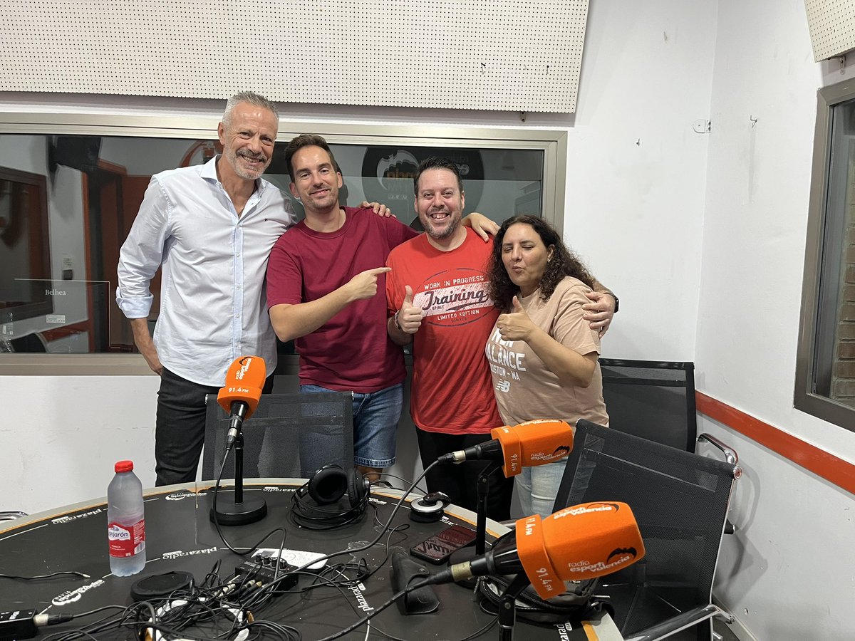 Radioesport914's tweet photo. Arranca la retransmisión del @LDLCASVEL 🆚@valenciabasket en la 91.4FM 🏀🍊

🎙️@abelaguado_ 
🗣️@va_nebot, Víctor Cañigral y Ana Cabello

🎧91.4FM y https://t.co/GyCarQ5AAV https://t.co/vh234JBruQ