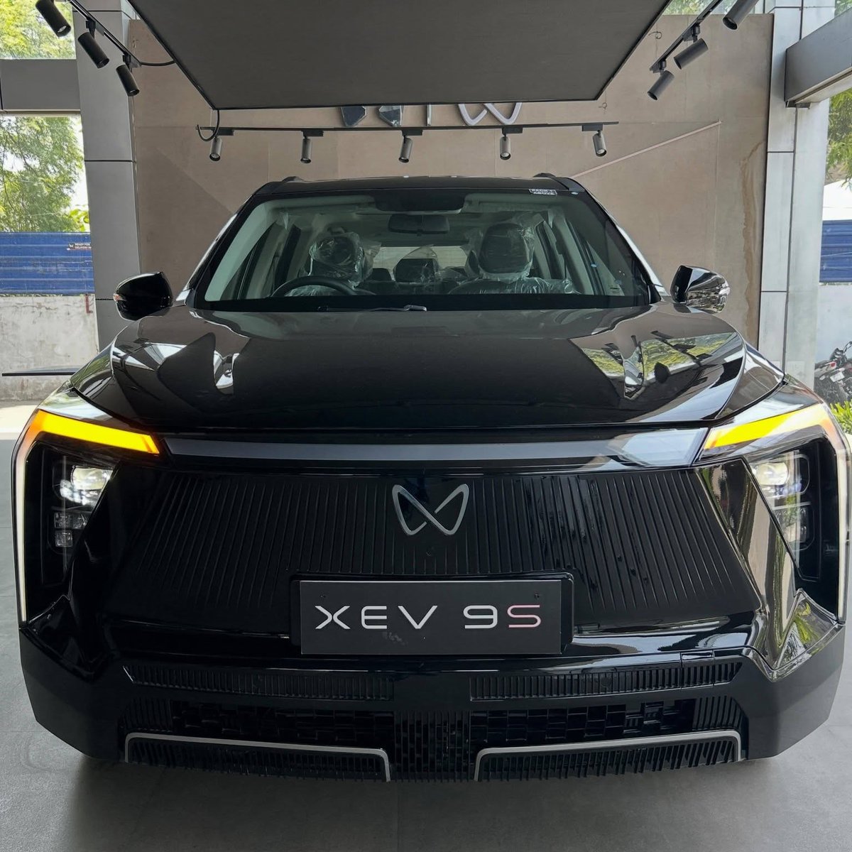 AUTOINTELIN's tweet photo. ₹12.65 lakh for a Mahindra XEV 9S? 

Yes — but there’s a catch.

The XEV 9S Pack One Above 59 kWh starts at:
✅ ₹21.40 lakh — regular price
✅ ₹12.65 lakh* — with BaaS
✅ 59 / 70 / 79 kWh battery options
✅ Up to 679 km MIDC range
✅ 400+ km claimed real-world range on 59 kWh
✅ 20–80% charging in ~20 minutes

The BaaS price looks extremely aggressive, but remember: battery EMI, charging, insurance, road tax and other costs are extra.

Would you consider the XEV 9S at ₹12.65 lakh + battery EMI?