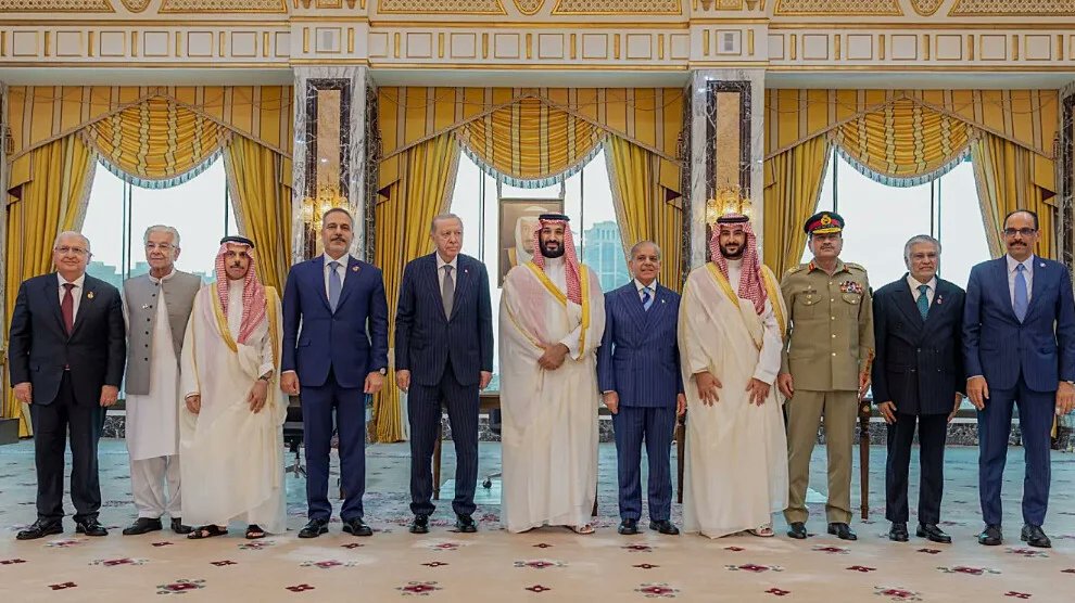 abdullahassahem's tweet photo. قبل اقل من ساعة "رويترز" تسرّب ما كنا ننتظره...
- الجيش اليمني ومن خلفه السعودية مع تركيا وباكستان تستعد للانتقال من صد هجمات الحوثي إلى الهجوم المضاد واطلاق عملية كبرى!
100 الف مقاتل يمني في اليمن .. و 40 الف مقاتل باكستاني جنوباً في السعودية...مع خبراء وغطاء جوي سعودي...

انظر...

يجب ان نفهم شيئا ً مهما جدا ً ... انه حتى هذه اللحظة لم يتم الاعلان عن عملية عسكرية ضد الحوثي رغم كل الغارات ... 
ومنذ بداية هذه الجولة من حرب اليمن وأنا أقول لكم إن المشهد كان غريبا...
الحكومة اليمنية والقوات المدعومة سعوديا كانت طوال الوقت تقريبا في وضع صد الهجوم الحوثي فقط...لا توجد معركة مضادة كبيرة...لا يوجد اندفاع لاستعادة الساحل...ولا محاولة حقيقية لكسر السيطرة الحوثية على باب المندب.

ومنذ قليل جاءت رويترز بتقرير خطير جدا يكشف ما كان يجري في الغرف المغلقة.

السعودية، بحسب ستة مسؤولين ودبلوماسيين إقليميين وغربيين، تستعد لهجوم واسع ضد الحوثيين...والهدف الأول واضح:
استعادة باب المندب وكسر سيطرة الحوثيين على الساحل الغربي.

وبحسب رويترز ..السعودية تدرس خيارين.

الأول...

عملية محدودة ومركزة على الساحل وباب المندب، هدفها إعادة الوضع إلى ما كان عليه قبل التقدم الحوثي.

والثاني أهم بكثير...

فتح عدة جبهات في وقت واحد....باب المندب...البيضاء...مأرب...تعز... والجوف.

أي محاولة لإجبار الحوثي على توزيع قواته على مساحة ضخمة بدل تركيزها على جبهة واحدة.

والرقم الذي ذكرته رويترز ضخم جدا...أكثر من 100 ألف مقاتل يمني...مع غطاء جوي سعودي..اضافة للإشراف والتنسيق.

وامريكا خارج المشهد تماما ويكون هناك معدات عسكرية تركية وباكستانية تستخدمها المملكة في هذه الحرب.

وباكستان، بحسب التقرير، أرسلت أربع طائرات شحن إلى عدن...تحمل أنظمة دفاع جوي...ومدفعية...وطائرات مسيرة...وأنظمة مضادة للمسيرات.

كما يوجد مستشارون عسكريون باكستانيون...أما تركيا...فالمسيرات التركية ستكون حاضرة...وهنا نفهم لماذا كانت تصريحات هاكان فيدان قبل أيام مهمة جدا...عندما قال إن السعودية لديها احتياجات عسكرية وتقنية...
وإن تركيا مستعدة لتلبيتها.

أما باكستان...رويترز تقول إن ما بين 40 ألف جندي باكستاني موجودون داخل المملكة للمساعدة في حماية الحدود واعتراض الصواريخ والمسيرات.

لكن إسلام آباد لم تتخذ قرارا حتى الآن بإرسال قوات إلى داخل اليمن للقتال.
والعمل يجري الآن على تقوية الدفاعات حول المنشآت النفطية والمطارات والبنية التحتية...وفرنسا أيضا أعلنت إرسال أنظمة دفاعية وقوات للمساعدة في حماية ينبع.

بمعنى آخر...السعودية تستعد أيضا لتحمل الرد الحوثي عندما يبدأ الهجوم.

وهنا بالنسبة لي تصبح الصورة واضحة جدا...كل ما شاهدناه خلال الأسابيع الماضية من صد للهجمات...وتثبيت للجبهات...وتسليح للقوات...وتحركات تركية وباكستانية...وتعزيز للدفاعات داخل السعودية...

هو مجرد مرحلة إعداد للمعركة الأكبر....لا سيما وصول الفريق اول ابو زرعة المحرمي القائد السلفي لـ عدن وعقد اجتماع هام مع قيادات عسكرية يمنية للاستعداد للمرحلة التالية.
