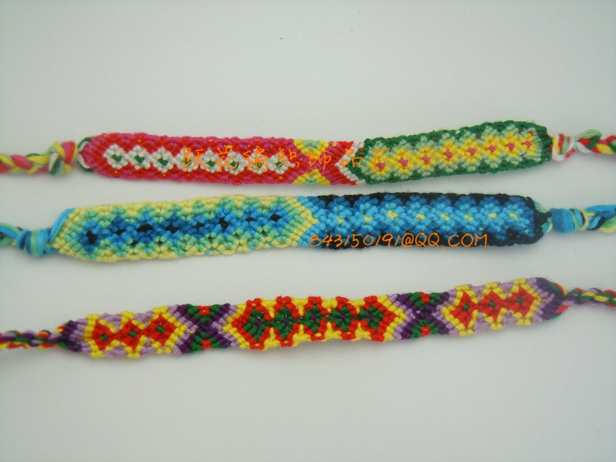 AnnaGibsonnmo's tweet photo. Hola! Hoy hice una pulsera de hilos de colores con nudos sencillos, queda súper bonita y es ideal para regalar a amigos https://t.co/nzRcE8wZOl