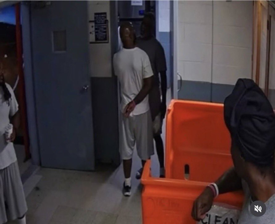 808andCarShakes's tweet photo. Sean “Diddy” Combs is allegedly standing on business in jail.

🥊🥊🥊 https://t.co/vcNWSP10NU
