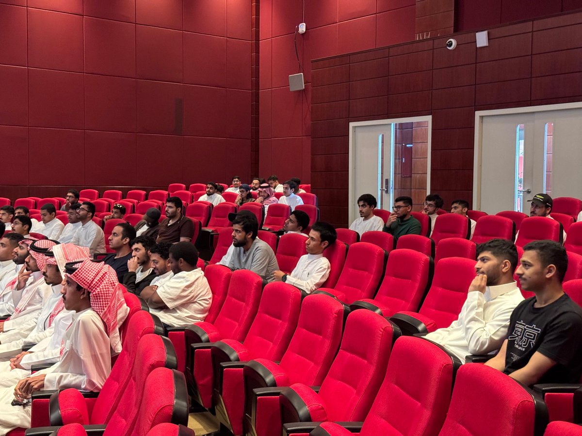 IAU_Arch's tweet photo. استمرارًا لسلسلة الورش المهنية التي تنظمها كلية العمارة والتخطيط ممثلةً بوحدة الخريجين والتنمية المهنية، وبالتعاون مع صندوق تنمية الموارد البشرية (هدف)، أُقيمت اليوم الورشة التدريبية الثانية بعنوان:

«بناء الهوية المهنية وتسويق الذات»

وذلك دعمًا لطلبة الكلية وتعزيزًا لجاهزيتهم المهنية ومتطلبات سوق العمل.

#جامعة_الإمام_عبدالرحمن_بن_فيصل
#كلية_العمارة_والتخطيط
#هدف
#وحدة_الخريجين