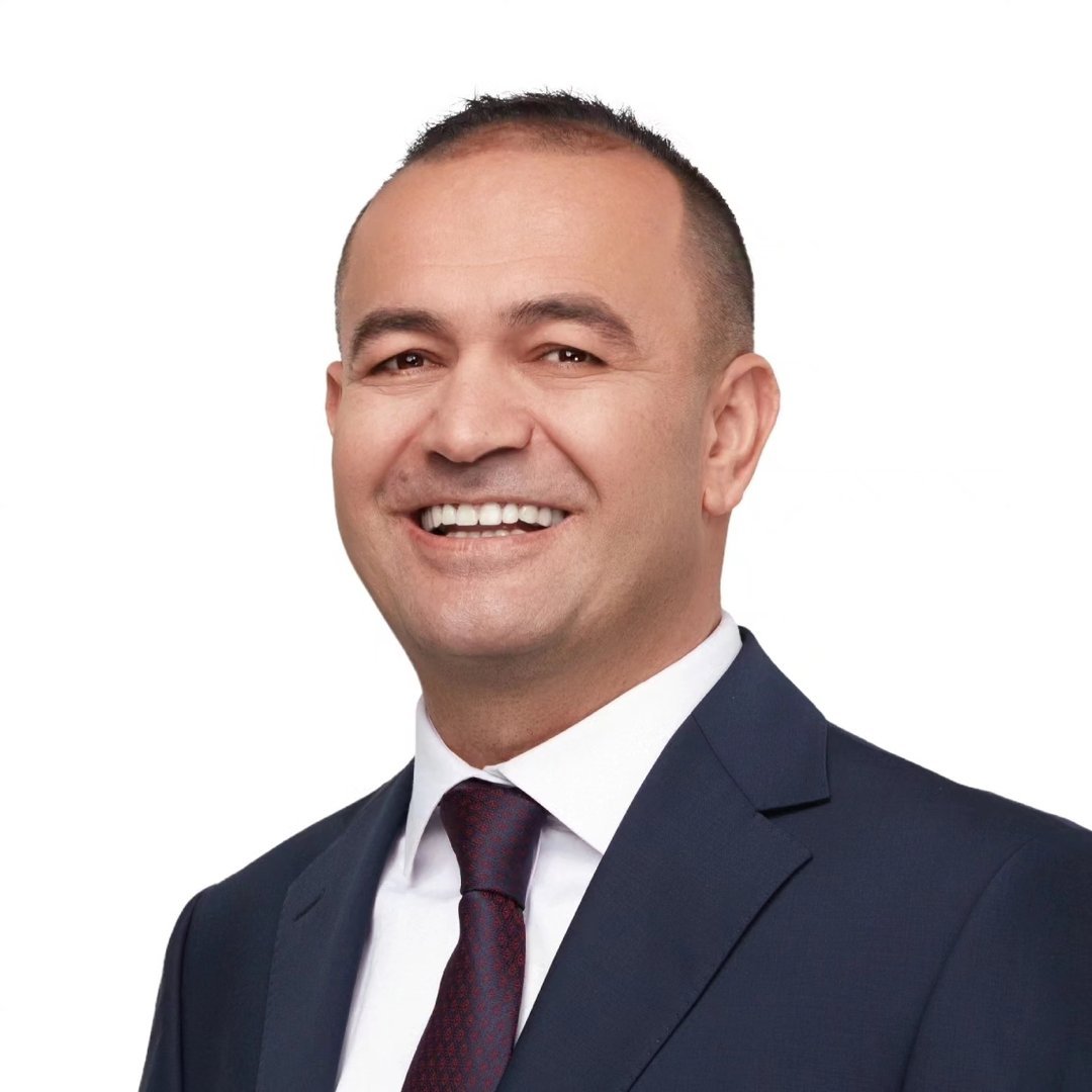 vrysehaber's tweet photo. YENİ Parti Milletvekili Özgür Karabat, bugün Halk TV'de katıldığı programda Hazine ve Maliye Bakanı Mehmet Şimşek'e dikkat çeken bir soru yöneltti:

“Süleyman isimli bir yeğeniniz var mı? Hisselerden alım satım yaptı mı?”