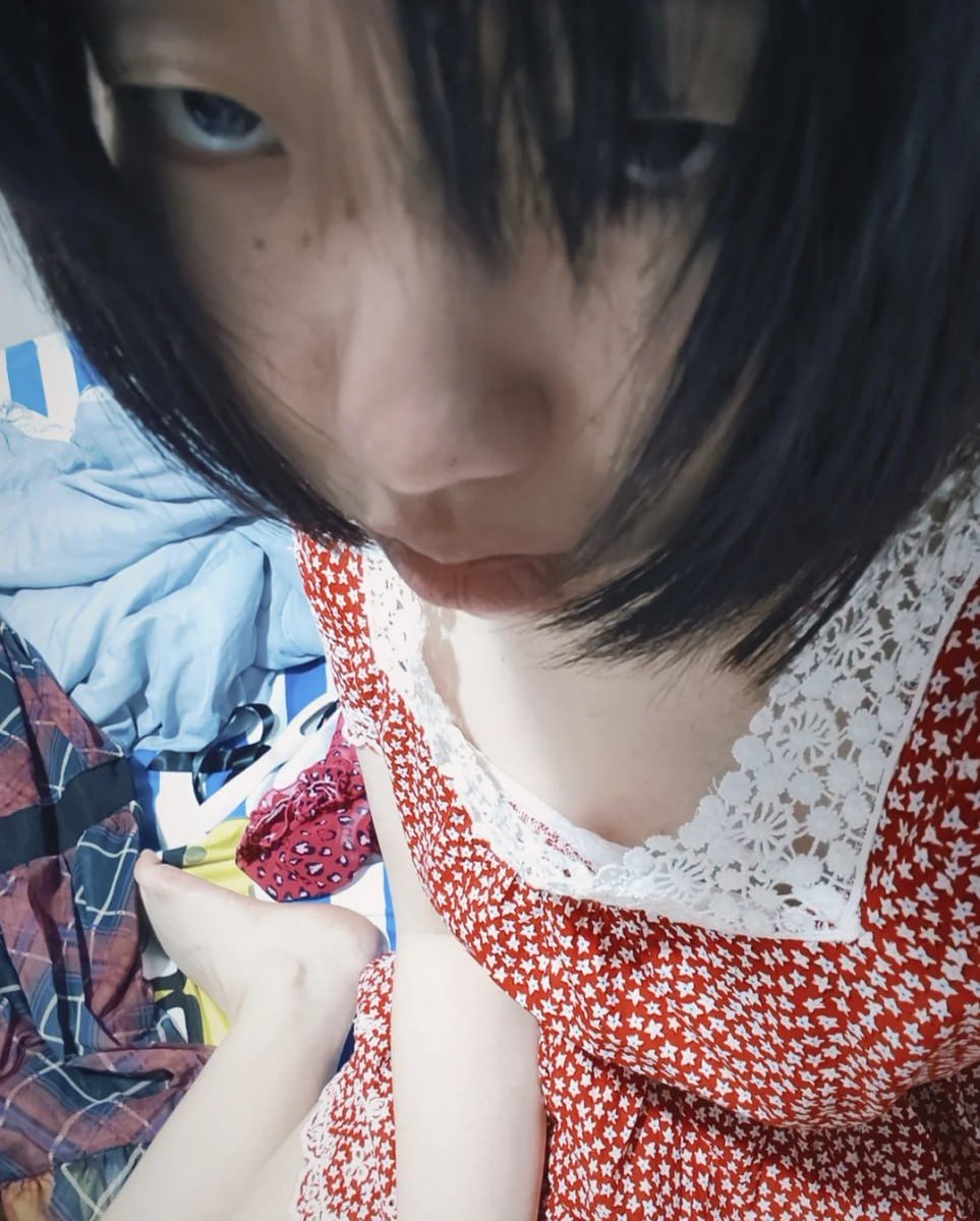 ln575148137018's tweet photo. 今天其實有點糟
也沒發生什麼大事
就是突然什麼都不想做
洗完澡躲進被子裡
看著手機很久 卻不知道該跟誰說話
如果有人現在跟我說一句 早早 今天辛苦了 
我大概會偷偷開心很久 
#喪 #憂鬱症 #醜女 https://t.co/u0i1ZXFfGx