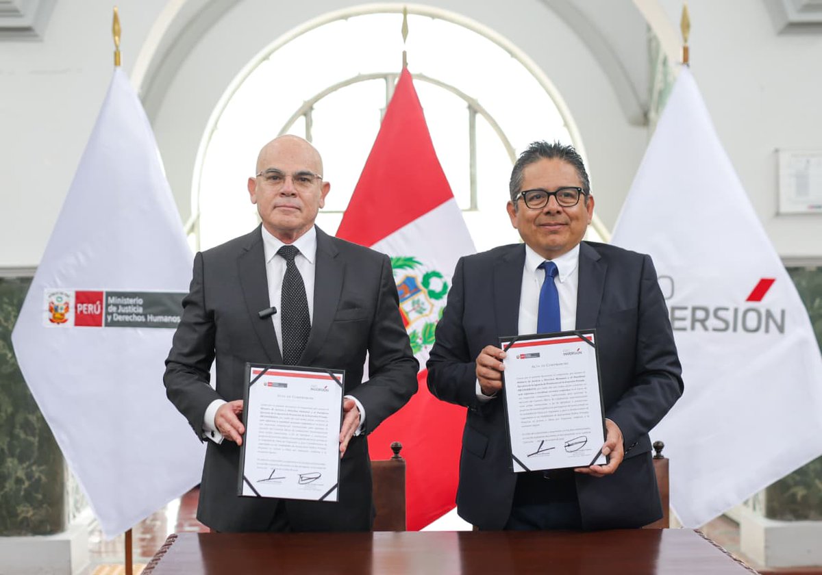 MinjusDH_Peru's tweet photo. 🤝 NUEVA INFRAESTRUCTURA PENITENCIARIA PARA LUCHAR CONTRA LA CRIMINALIDAD. 
Para acelerar el proceso de construcción de nuevos penales, bajo la modalidad de Obras por Impuestos (OxI), el MINJUSDH suscribió un convenio marco de cooperación interinstitucional con la Agencia de Promoción de la Inversión Privada (@ProInversionPe).

✅ El evento estuvo encabezado por el ministro Ernesto Álvarez y el presidente ejecutivo de ProInversión, Luis Del Carpio Castro.
