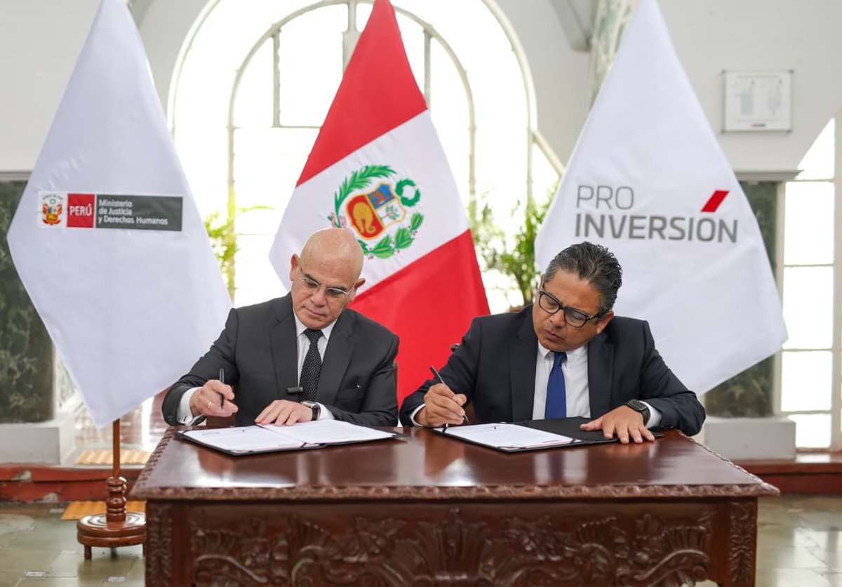 MinjusDH_Peru's tweet photo. 🤝 NUEVA INFRAESTRUCTURA PENITENCIARIA PARA LUCHAR CONTRA LA CRIMINALIDAD. 
Para acelerar el proceso de construcción de nuevos penales, bajo la modalidad de Obras por Impuestos (OxI), el MINJUSDH suscribió un convenio marco de cooperación interinstitucional con la Agencia de Promoción de la Inversión Privada (@ProInversionPe).

✅ El evento estuvo encabezado por el ministro Ernesto Álvarez y el presidente ejecutivo de ProInversión, Luis Del Carpio Castro.