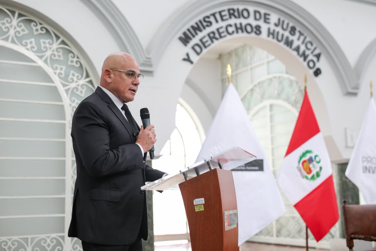 MinjusDH_Peru's tweet photo. 🤝 NUEVA INFRAESTRUCTURA PENITENCIARIA PARA LUCHAR CONTRA LA CRIMINALIDAD. 
Para acelerar el proceso de construcción de nuevos penales, bajo la modalidad de Obras por Impuestos (OxI), el MINJUSDH suscribió un convenio marco de cooperación interinstitucional con la Agencia de Promoción de la Inversión Privada (@ProInversionPe).

✅ El evento estuvo encabezado por el ministro Ernesto Álvarez y el presidente ejecutivo de ProInversión, Luis Del Carpio Castro.