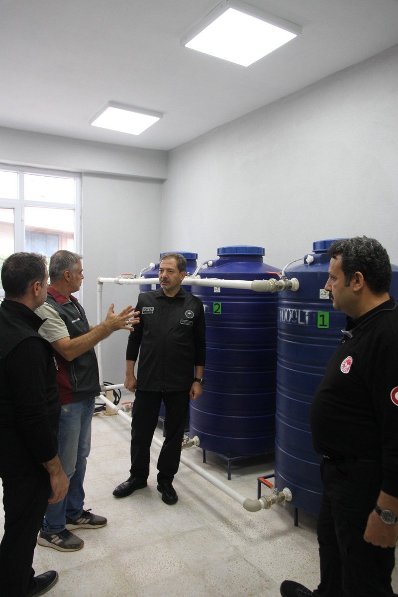 tagemgovtr's tweet photo. Genel Müdürümüz Sayın Dr. M. Altuğ ATALAY; Genel Müdür Yardımcımız Sayın Doç. Dr. Fatih ÖZDEMİR, İdari İşler ve Koordinasyon Daire Başkanımız Sayın Av. Alper TEZCAN ve Hayvancılık ve Su Ürünleri Araştırmaları Daire Başkanımız Sayın Dr. Erdinç VESKE ile birlikte GAP Tarımsal Araştırma Enstitüsü Müdürlüğümüzü ziyaret etti.

GAP Tarımsal Araştırma Enstitü Müdürümüz Sayın Dr. İbrahim Halil ÇETİNER tarafından karşılanan heyetimiz, program kapsamında ilk olarak Mikro Gübre Üretim Tesisi’ni ziyaret ederek yürütülen üretim süreçleri ve teknik çalışmalar hakkında detaylı bilgi aldı. Ziyaretin devamında Bitki Sağlığı Laboratuvarı bünyesindeki iklimlendirme odalarında incelemelerde bulunan heyetimiz, Enstitü bünyesinde sürdürülen AR-GE faaliyetlerini yerinde değerlendirdi.
@TCTarim @gaptaem