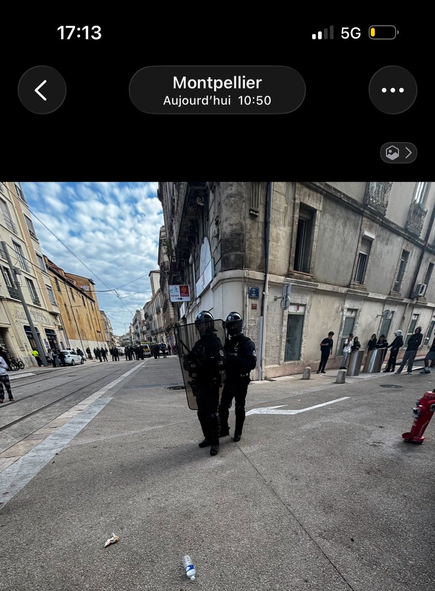 matindeneige's tweet photo. jtient a préciser que on était vrm pacifique hein et que c juste un crs qui est venu bousculer de derrières pour crée du mouvement puis ils nous ont chargé / regardez les heures : y’as vraiment 5 min d’écart sans débordement bref la matraque direct sur nous deux femmes évidement https://t.co/PCRIpCpwew
