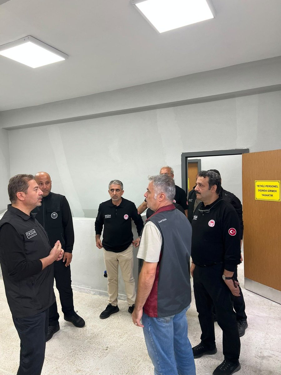 tagemgovtr's tweet photo. Genel Müdürümüz Sayın Dr. M. Altuğ ATALAY; Genel Müdür Yardımcımız Sayın Doç. Dr. Fatih ÖZDEMİR, İdari İşler ve Koordinasyon Daire Başkanımız Sayın Av. Alper TEZCAN ve Hayvancılık ve Su Ürünleri Araştırmaları Daire Başkanımız Sayın Dr. Erdinç VESKE ile birlikte GAP Tarımsal Araştırma Enstitüsü Müdürlüğümüzü ziyaret etti.

GAP Tarımsal Araştırma Enstitü Müdürümüz Sayın Dr. İbrahim Halil ÇETİNER tarafından karşılanan heyetimiz, program kapsamında ilk olarak Mikro Gübre Üretim Tesisi’ni ziyaret ederek yürütülen üretim süreçleri ve teknik çalışmalar hakkında detaylı bilgi aldı. Ziyaretin devamında Bitki Sağlığı Laboratuvarı bünyesindeki iklimlendirme odalarında incelemelerde bulunan heyetimiz, Enstitü bünyesinde sürdürülen AR-GE faaliyetlerini yerinde değerlendirdi.
@TCTarim @gaptaem