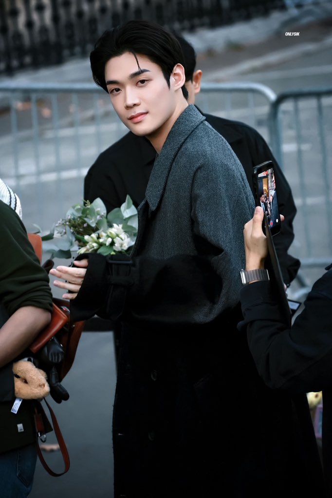 OnlySik_'s tweet photo. 𝟐𝟔𝟏𝟎𝟎𝟑  | 𝐏𝐅𝐖𝐒𝐒𝟐𝟕
💐

KIMYOONSIK YOHJIYAMAMOTO SS27
#YohjiYamamotoxKIMYOONSIK
#YohjiYamamoto
#YOONSIKPFWSS27 https://t.co/5Ad0UGu4Va