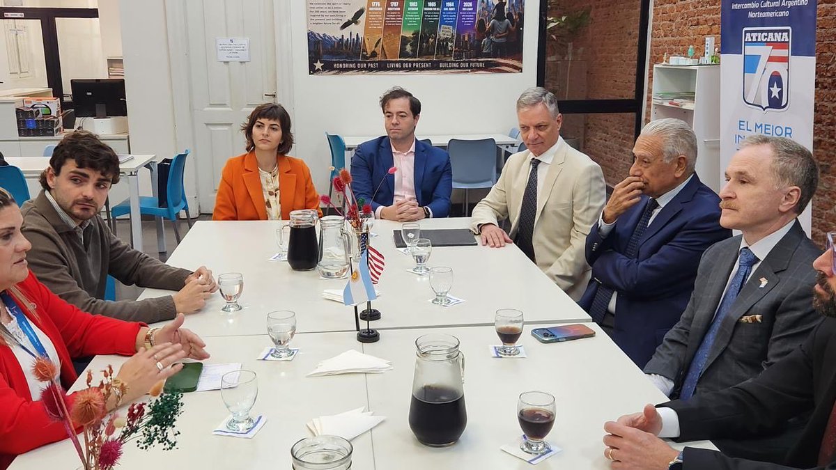 USAmbassadorARG's tweet photo. Quedé gratamente sorprendido por la pasión de los estudiantes y docentes de @aticana , y por su firme apuesta por el intercambio cultural y el aprendizaje del inglés. Argentina y EEUU atraviesan un momento único, y los centros binacionales reflejan ese espíritu. 🇦🇷🇺🇸 https://t.co/nGNtrGkx8T