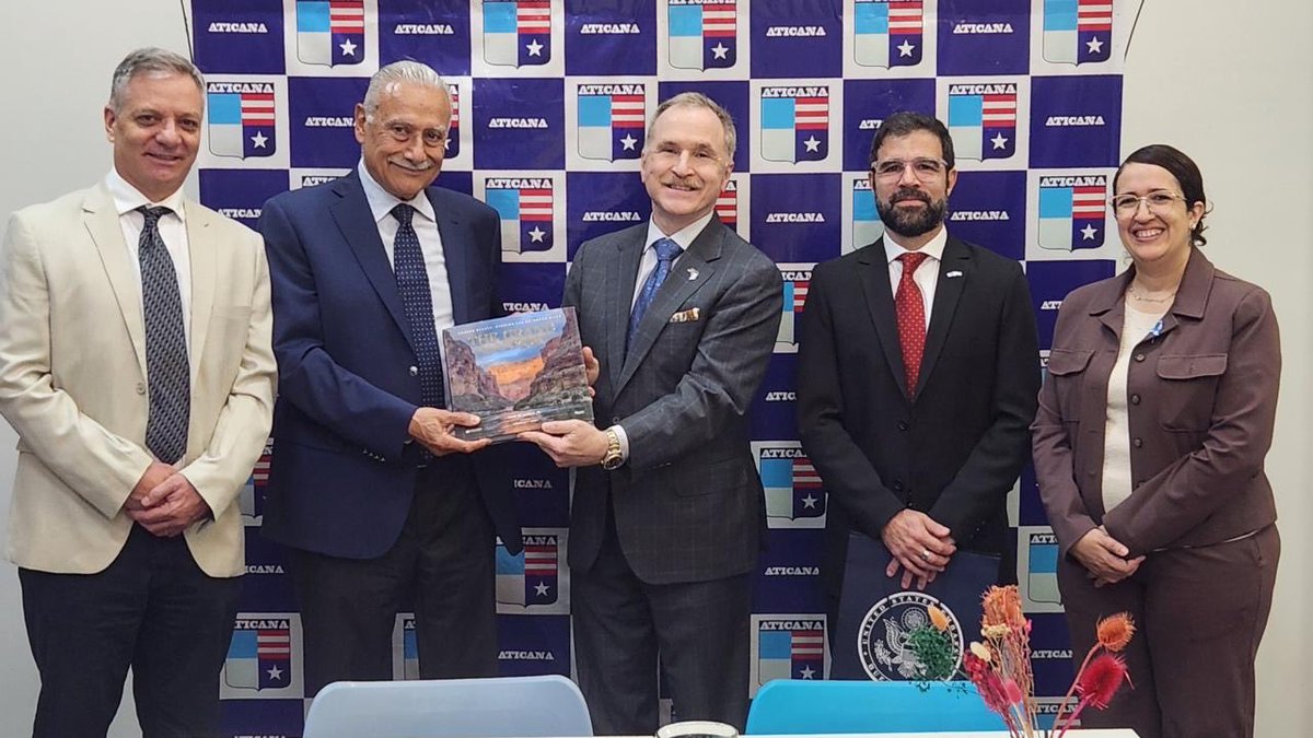 USAmbassadorARG's tweet photo. Quedé gratamente sorprendido por la pasión de los estudiantes y docentes de @aticana , y por su firme apuesta por el intercambio cultural y el aprendizaje del inglés. Argentina y EEUU atraviesan un momento único, y los centros binacionales reflejan ese espíritu. 🇦🇷🇺🇸 https://t.co/nGNtrGkx8T