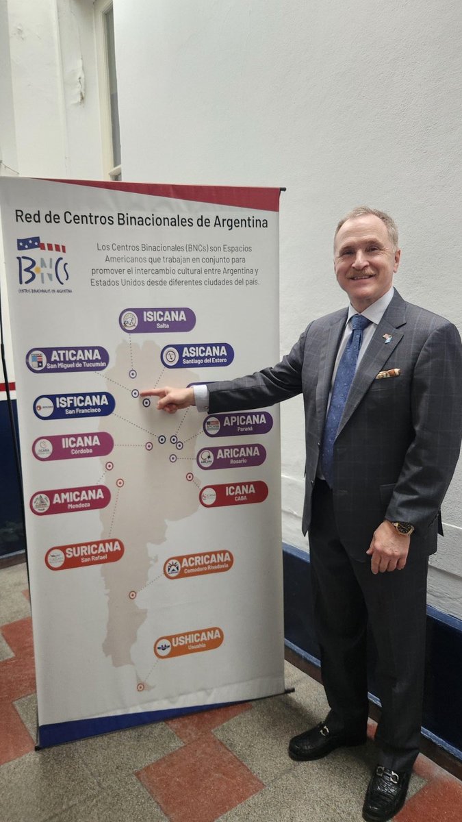 USAmbassadorARG's tweet photo. Quedé gratamente sorprendido por la pasión de los estudiantes y docentes de @aticana , y por su firme apuesta por el intercambio cultural y el aprendizaje del inglés. Argentina y EEUU atraviesan un momento único, y los centros binacionales reflejan ese espíritu. 🇦🇷🇺🇸 https://t.co/nGNtrGkx8T