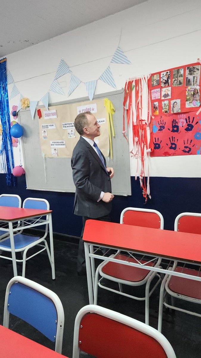 USAmbassadorARG's tweet photo. Quedé gratamente sorprendido por la pasión de los estudiantes y docentes de @aticana , y por su firme apuesta por el intercambio cultural y el aprendizaje del inglés. Argentina y EEUU atraviesan un momento único, y los centros binacionales reflejan ese espíritu. 🇦🇷🇺🇸 https://t.co/nGNtrGkx8T