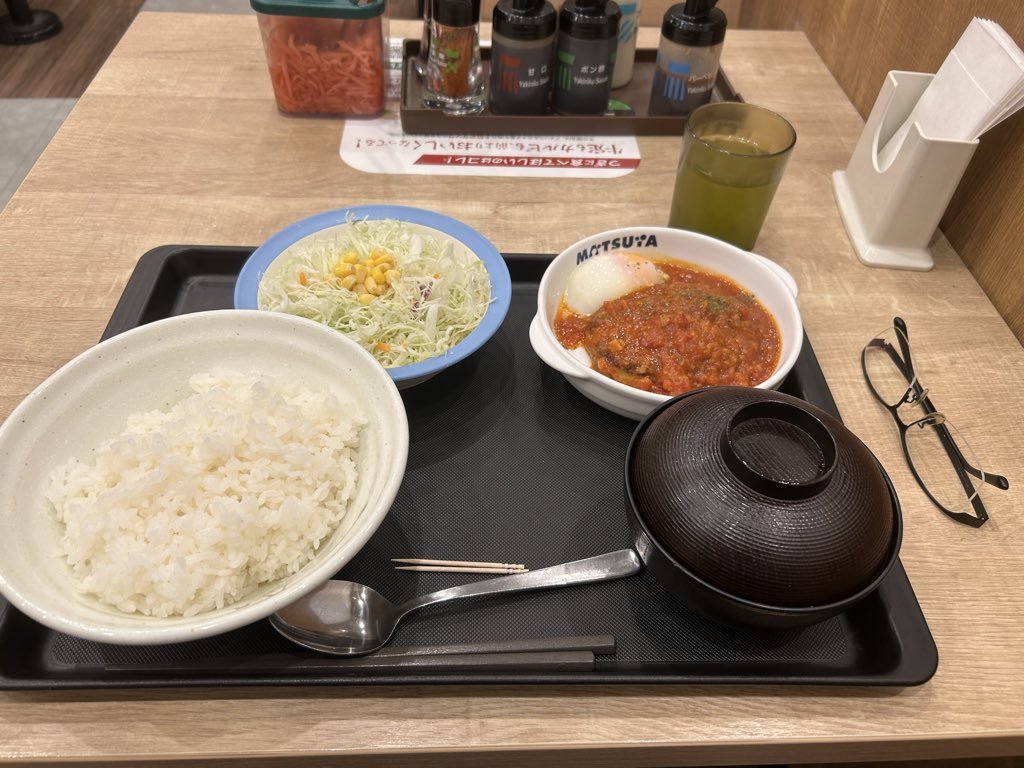 mst0521's tweet photo. しんどー
うまトマハンバーグ
いただきます🙏 https://t.co/xrL7GOnMhC