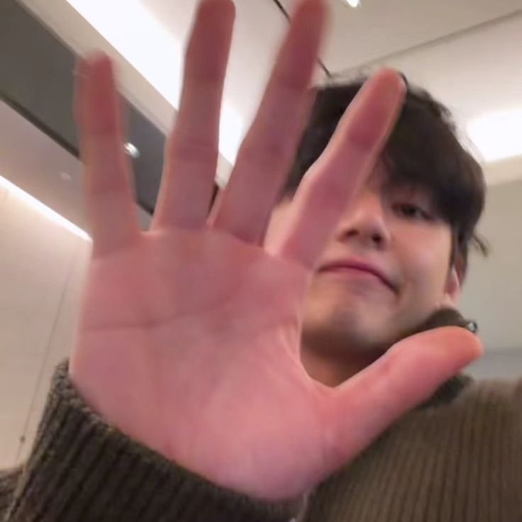Mariecasst's tweet photo. Busco mutis aquí y en insta 
_ soy nueva aquí!
_only BTS 
_ Soy Ot7
_biased taehyung
_ 🇨🇴 
_ 19 años
_quiero ver sus publicaciones de los conciertos<3
_ https://t.co/FfXdpMgkEM
