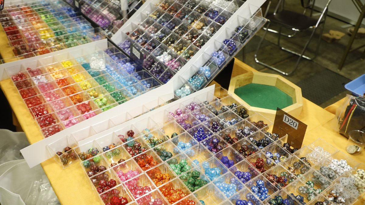 GameMarket_'s tweet photo. 【プレイ環境を、もう一段オシャレに、快適にしたい人へ💎】
ゲームマーケットの「グッズ・その他」ジャンルには、ゲーム体験を格上げするアイテムが勢揃い！

🔮宝石のように美しいダイス
🎲職人技が光るダイストレイやコマ
💍アナログゲームモチーフのアクセサリー
📚アナログゲームの書籍やアパレル

「これ欲しかった！」に出会えるエリアです。
こだわりの一品を探しに、ぜひ会場へお越しください。

『ゲームマーケット2026秋』
10月17日（土）・18日（日）幕張メッセ

入場チケットは【事前購入が当日より500円おトク】です🎫✨

▼お得な事前チケットのご購入
・チケットぴあ：https://t.co/TLjtbwj8pf
・イープラス：https://t.co/tmlVGug35y

#ゲームマーケット2026秋🍁