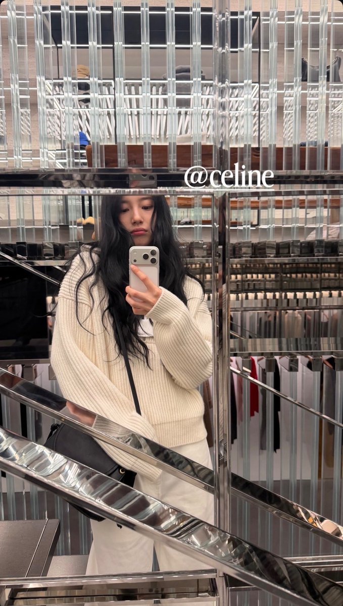 god___suzy's tweet photo. Looking so cozy

𝐒𝐔𝐙𝐘 𝐓𝐀𝐊𝐄𝐒 𝐎𝐕𝐄𝐑 𝐂𝐄𝐋𝐈𝐍𝐄 𝐏𝐅𝐖𝟐𝟕
#CelineEte27_SUZY 
#CelineEte2027 
#SuzyxCeline
#baesuzy @celineofficial https://t.co/LTgHWimPOw
