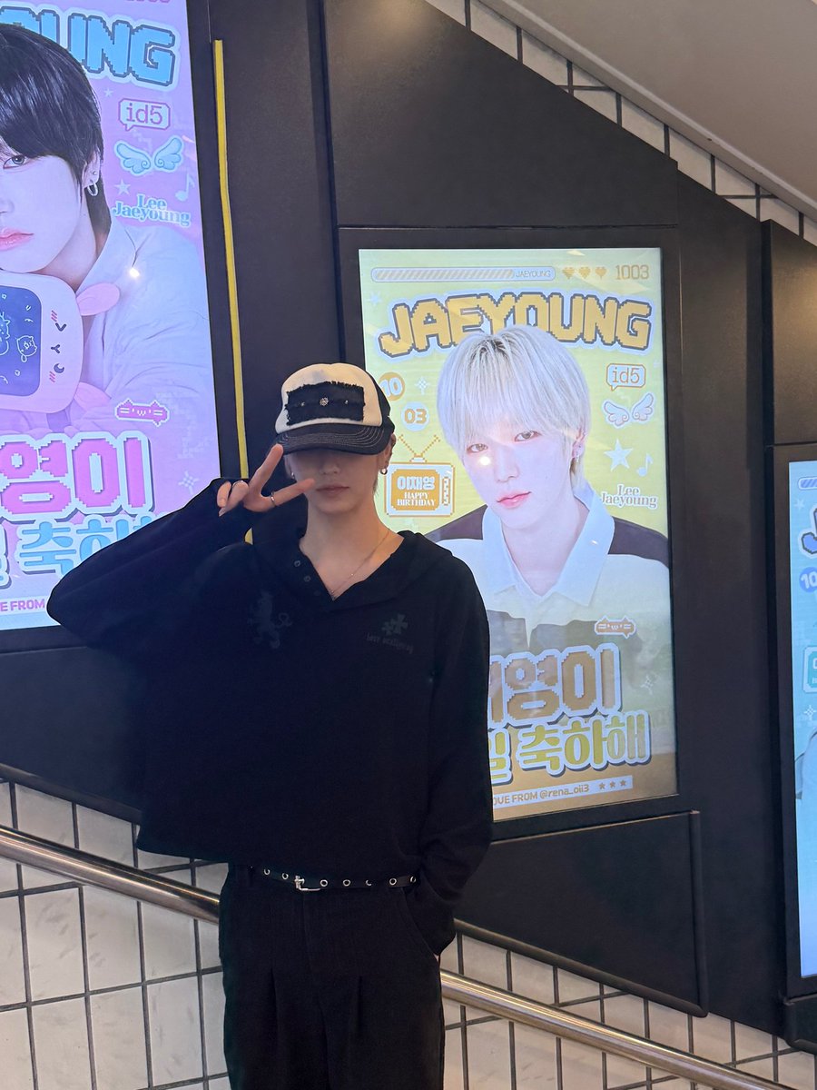 withnyang5's tweet photo. 261003 🐈‍⬛💭📸 https://t.co/MrQwNdSJQM