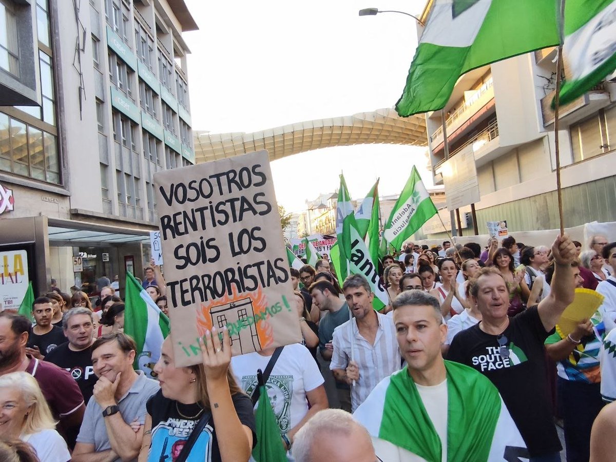 joseigs_'s tweet photo. La manifestación de Sevilla es espectacular. Hoy no ha acabado nada. 

Aquí solo hay una opción: HUELGA GENERAL https://t.co/0tQV68Keas