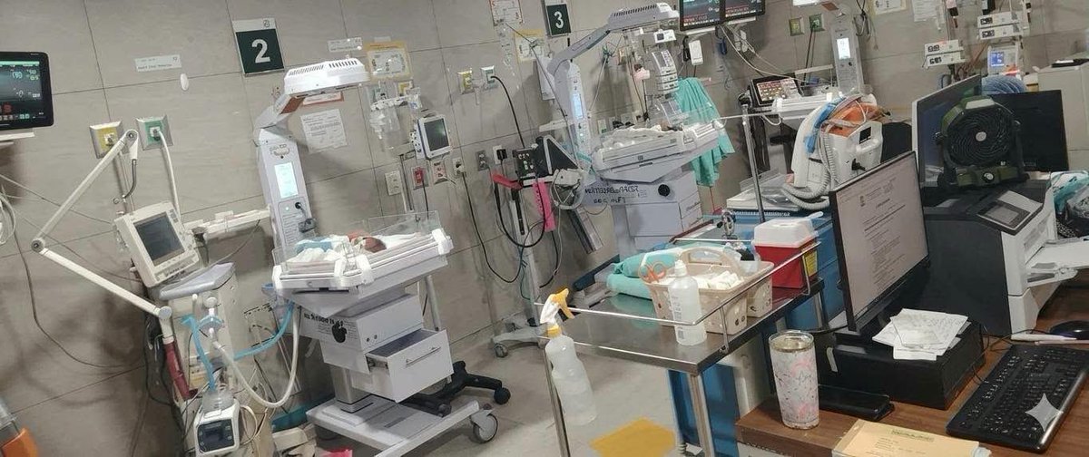 VigiaCiudadano7's tweet photo. PERSONAL DEL HOSPITAL DE GINECOPEDIATRIA DENUNCIA CRISIS SANITARIA Y COLAPSO EN AREA DE PEDIATRIA

Un año sin aire acondicionado, hacinamiento extremo e infraestructura obsoleta disparan contagios de infecciones entre niños internados.

Medicos pediatras y personal de enfermeria alzan la voz ante la falta de respuesta a multiples peticiones formales y advierten deslinde de responsabilidad medica.

CANCUN, Q. ROO. - En medio de condiciones operativas insostenibles que ponen en riesgo directo la vida e integridad de los pacientes neonatales y pediatricos, el cuerpo medico y personal de enfermeria del Hospital de Ginecopediatria levanto la voz este jueves para denunciar el colapso sistematico de la infraestructura y la falta de insumos basicos en sus instalaciones.

La problematica principal radica en la falla del sistema de climatizacion, el cual suma un año completo fuera de servicio.

En una region donde las temperaturas sobrepasan con frecuencia los 30 grados, la falta de aire acondicionado no solo genera un entorno sofocante, sino que destruye los protocolos de bioseguridad y esterilidad. De acuerdo con el personal sanitario, el calor extremo y la nula ventilacion adecuada han provocado un incremento acelerado en las infecciones intrahospitalarias entre los menores ingresados.

A la falla termica se suma un critico problema de hacinamiento. Los cuneros operan con un sobrecupo tal que las cunas e incubadoras se encuentran colocadas literalmente una sobre otra, violando las distancias minimas recomendadas para evitar el contagio cruzado. Asimismo, los pasillos del nosocomio son utilizados de manera permanente como areas de estancia para pacientes ante la saturacion de camas.

Sin aislamiento para casos graves ni subespecialistas

El personal medico advierte que la infraestructura obsoleta del hospital no cuenta con una delimitacion fisica entre pacientes estables y aquellos que presentan cuadros graves o infectocontagiosos.

No hay un area exclusiva para los niños graves, estan revueltos con los niños menos graves. Todos los niños estan juntos y, por lo tanto, se estan infectando unos a otros. Hoy los niños se estan infectando en los cuneros y la situacion es insostenible, señalaron medicos pediatras en representacion del colectivo.

A esta crisis estructural se añade la falta cronica de personal medico subespecialista, lo que obliga al equipo de pediatria general a solventar casos de alta complejidad sin el respaldo ni los recursos tecnologicos necesarios.

Escritos ignorados y deslinde de responsabilidad

Pese a que el personal de salud ha ingresado multiples oficios y peticiones formales a lo largo del ultimo año ante las autoridades directivas y delegacionales, hasta el momento no se ha obtenido una solucion definitiva.

Ante la omision de las autoridades competentes y el inminente deterioro de la salud de los menores internados, el gremio de medicos pediatras y enfermeria hace publica la situacion para deslindarse formalmente de la responsabilidad legal y etica sobre las complicaciones o desenlaces fatales que puedan derivarse de la falta de infraestructura adecuada.

Los trabajadores de la salud exigen la intervencion inmediata de la Direccion General y de las autoridades de salud correspondientes para reparar el sistema de aire acondicionado, redistribuir y ampliar el espacio de cuneros y dotar al nosocomio de la plantilla medica requerida.

@Tu_IMSS @IMSS_Bienestar @imssdigital @zoerobledo 
@GobiernoMX @gobmx @Claudiashein