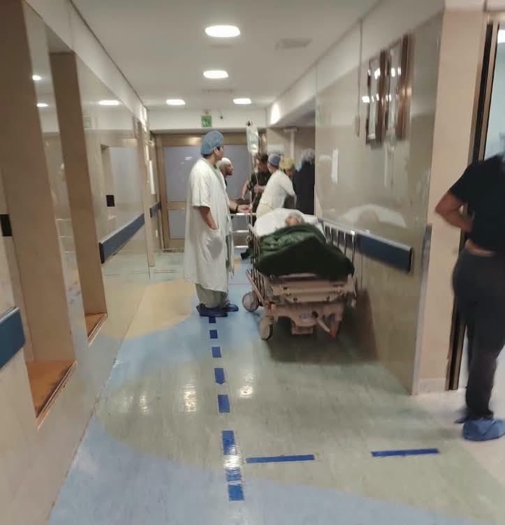 VigiaCiudadano7's tweet photo. PERSONAL DEL HOSPITAL DE GINECOPEDIATRIA DENUNCIA CRISIS SANITARIA Y COLAPSO EN AREA DE PEDIATRIA

Un año sin aire acondicionado, hacinamiento extremo e infraestructura obsoleta disparan contagios de infecciones entre niños internados.

Medicos pediatras y personal de enfermeria alzan la voz ante la falta de respuesta a multiples peticiones formales y advierten deslinde de responsabilidad medica.

CANCUN, Q. ROO. - En medio de condiciones operativas insostenibles que ponen en riesgo directo la vida e integridad de los pacientes neonatales y pediatricos, el cuerpo medico y personal de enfermeria del Hospital de Ginecopediatria levanto la voz este jueves para denunciar el colapso sistematico de la infraestructura y la falta de insumos basicos en sus instalaciones.

La problematica principal radica en la falla del sistema de climatizacion, el cual suma un año completo fuera de servicio.

En una region donde las temperaturas sobrepasan con frecuencia los 30 grados, la falta de aire acondicionado no solo genera un entorno sofocante, sino que destruye los protocolos de bioseguridad y esterilidad. De acuerdo con el personal sanitario, el calor extremo y la nula ventilacion adecuada han provocado un incremento acelerado en las infecciones intrahospitalarias entre los menores ingresados.

A la falla termica se suma un critico problema de hacinamiento. Los cuneros operan con un sobrecupo tal que las cunas e incubadoras se encuentran colocadas literalmente una sobre otra, violando las distancias minimas recomendadas para evitar el contagio cruzado. Asimismo, los pasillos del nosocomio son utilizados de manera permanente como areas de estancia para pacientes ante la saturacion de camas.

Sin aislamiento para casos graves ni subespecialistas

El personal medico advierte que la infraestructura obsoleta del hospital no cuenta con una delimitacion fisica entre pacientes estables y aquellos que presentan cuadros graves o infectocontagiosos.

No hay un area exclusiva para los niños graves, estan revueltos con los niños menos graves. Todos los niños estan juntos y, por lo tanto, se estan infectando unos a otros. Hoy los niños se estan infectando en los cuneros y la situacion es insostenible, señalaron medicos pediatras en representacion del colectivo.

A esta crisis estructural se añade la falta cronica de personal medico subespecialista, lo que obliga al equipo de pediatria general a solventar casos de alta complejidad sin el respaldo ni los recursos tecnologicos necesarios.

Escritos ignorados y deslinde de responsabilidad

Pese a que el personal de salud ha ingresado multiples oficios y peticiones formales a lo largo del ultimo año ante las autoridades directivas y delegacionales, hasta el momento no se ha obtenido una solucion definitiva.

Ante la omision de las autoridades competentes y el inminente deterioro de la salud de los menores internados, el gremio de medicos pediatras y enfermeria hace publica la situacion para deslindarse formalmente de la responsabilidad legal y etica sobre las complicaciones o desenlaces fatales que puedan derivarse de la falta de infraestructura adecuada.

Los trabajadores de la salud exigen la intervencion inmediata de la Direccion General y de las autoridades de salud correspondientes para reparar el sistema de aire acondicionado, redistribuir y ampliar el espacio de cuneros y dotar al nosocomio de la plantilla medica requerida.

@Tu_IMSS @IMSS_Bienestar @imssdigital @zoerobledo 
@GobiernoMX @gobmx @Claudiashein