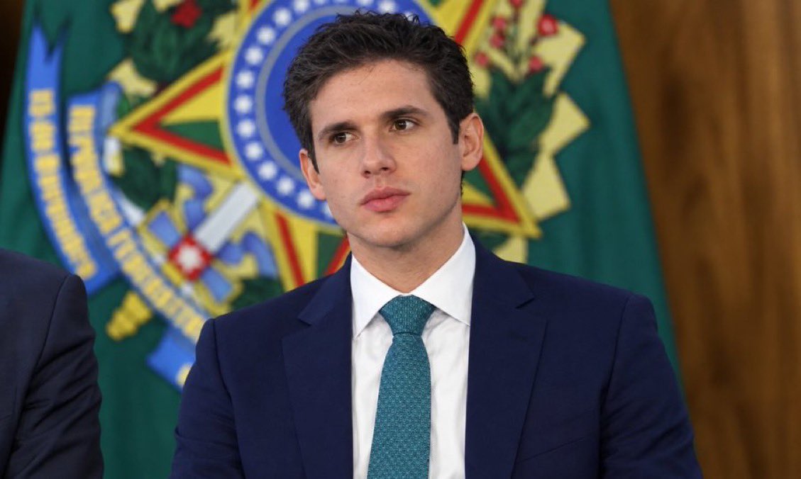 msalomaoneto's tweet photo. A Hugo Motta sendo a única morena https://t.co/RH9vL6iFeo