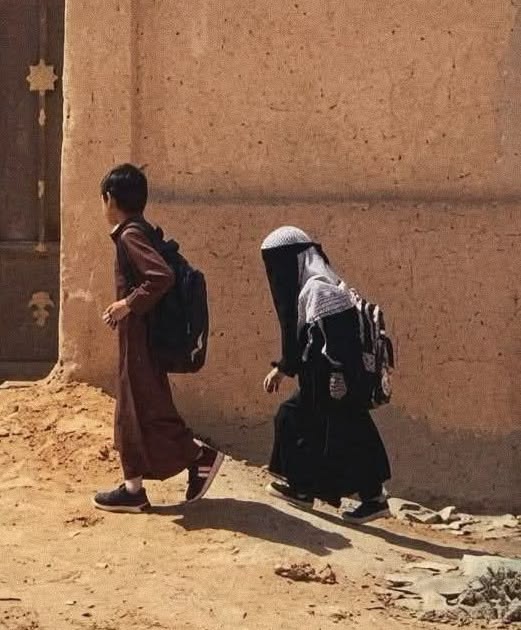 Adamagnostic's tweet photo. تبا لمن حاك السواد لأختي اخفى هوية روحها العطاره تبا لشيخ الدين حين قال اخفي هويتك ولك البشاره ماكانت اختي تدري ماهي حيلتها ضنت بقاء الروح هو الغاية ما أدركت طعم الحياة لأن تلقينها شوش كل اشاره https://t.co/SQX3k7kOdi