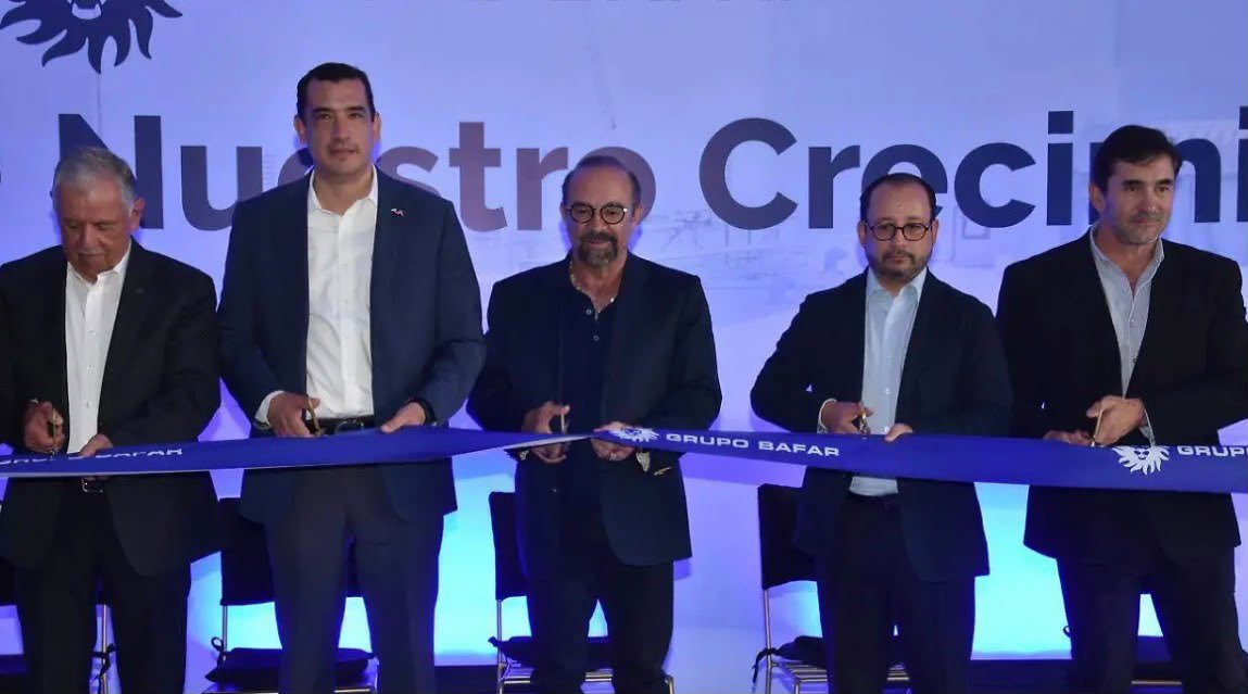LUCIAFORNELLIL's tweet photo. Seguridad es dar certeza y oportunidades: @grupo_bafar invirtió $646 millones en la ampliación del Centro de Distribución en #Chihuahua, fortaleciendo su operación y construyendo un futuro digno.
Felicidades y enhorabuena.
#UsecNetwork #usecim #OrgullosamenteGrupoBAFAR https://t.co/ZsSVCRY4xs