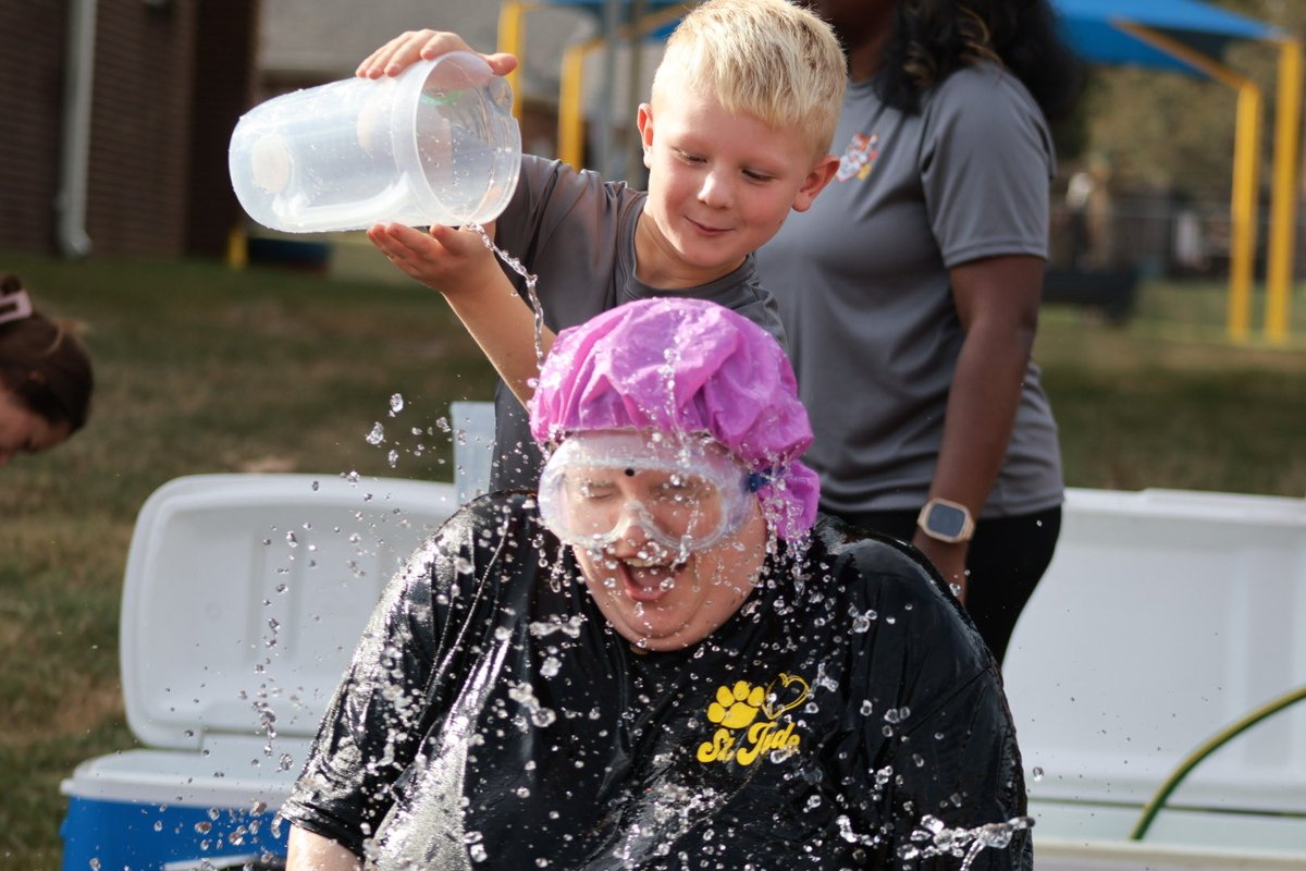 DCSeNews's tweet photo. What a wonderful way to wrap up St. Jude Week! Thank you to our students, staff, and community for coming together to support the kids of St. Jude. Every act of kindness makes a BIG difference! 💛 #StJudeWeek #TogetherForTheKids
#TeamDCS #BeTheStandard https://t.co/L49eO1XEk9