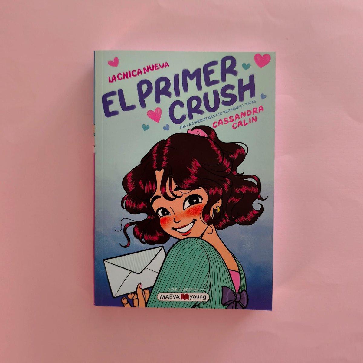 educacion3_0's tweet photo. #librodeldía. Hoy os traemos dos historias ideales para jóvenes lectores: 

- 'El robo de la copa del Mundial': Diez Espada se llama así por el 10 de Messi, pero en su camiseta del cole lleva el 33 y casi nunca sale a la cancha. Eso sí: viendo partidos y resolviendo misterios, no le gana nadie. Cuando la Copa del Mundial desaparece en plena fiesta de lujo en Miami, Diez ve la oportunidad perfecta para probarlo. Con la ayuda de su padre, un detective legendario y un grupo de sospechosos muy peculiares, Diez tendrá que jugar el partido más difícil de su vida. ¿Conseguirá recuperar la copa antes de que el verdadero ladrón meta el gol de la victoria? 

- 'El primer crush': Es la secuela de ‘La chica nueva’, el gran éxito publicado en 2025 que trata con humor, naturalidad y cercanía el primer amor, las reglas dolorosas, el rechazo o la amistad. En este nuevo libro, Lia por fin siente que se ha adaptado a su nueva vida. Sus amigos son geniales, su francés está mejorando y su regla... uf, eso sigue siendo un horror. Pero Julien, el chico que le gusta, empieza a fijarse en ella, aunque no está del todo segura de que su amor es correspondido. Y mientras Lia se obsesiona con él, no se da cuenta de que otra persona está empezando a colarse por ella. Con tantas emociones fuertes y cambios a la vista, ¿sabrá gestionarlo todo? Edad recomendada: a partir de 10 años.