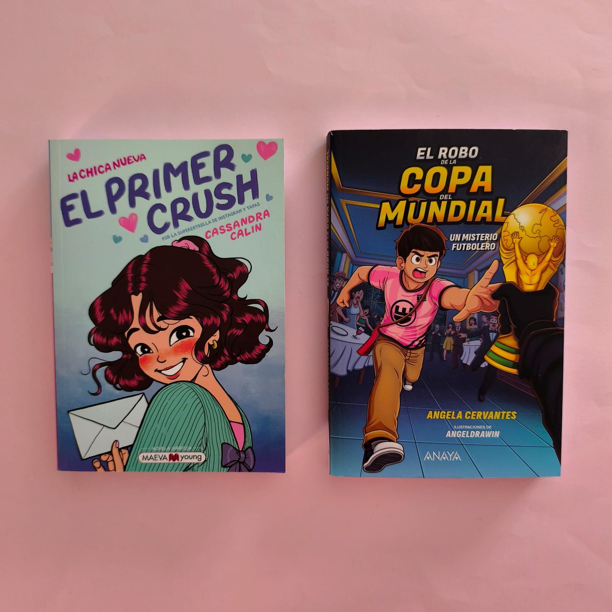 educacion3_0's tweet photo. #librodeldía. Hoy os traemos dos historias ideales para jóvenes lectores: 

- 'El robo de la copa del Mundial': Diez Espada se llama así por el 10 de Messi, pero en su camiseta del cole lleva el 33 y casi nunca sale a la cancha. Eso sí: viendo partidos y resolviendo misterios, no le gana nadie. Cuando la Copa del Mundial desaparece en plena fiesta de lujo en Miami, Diez ve la oportunidad perfecta para probarlo. Con la ayuda de su padre, un detective legendario y un grupo de sospechosos muy peculiares, Diez tendrá que jugar el partido más difícil de su vida. ¿Conseguirá recuperar la copa antes de que el verdadero ladrón meta el gol de la victoria? 

- 'El primer crush': Es la secuela de ‘La chica nueva’, el gran éxito publicado en 2025 que trata con humor, naturalidad y cercanía el primer amor, las reglas dolorosas, el rechazo o la amistad. En este nuevo libro, Lia por fin siente que se ha adaptado a su nueva vida. Sus amigos son geniales, su francés está mejorando y su regla... uf, eso sigue siendo un horror. Pero Julien, el chico que le gusta, empieza a fijarse en ella, aunque no está del todo segura de que su amor es correspondido. Y mientras Lia se obsesiona con él, no se da cuenta de que otra persona está empezando a colarse por ella. Con tantas emociones fuertes y cambios a la vista, ¿sabrá gestionarlo todo? Edad recomendada: a partir de 10 años.