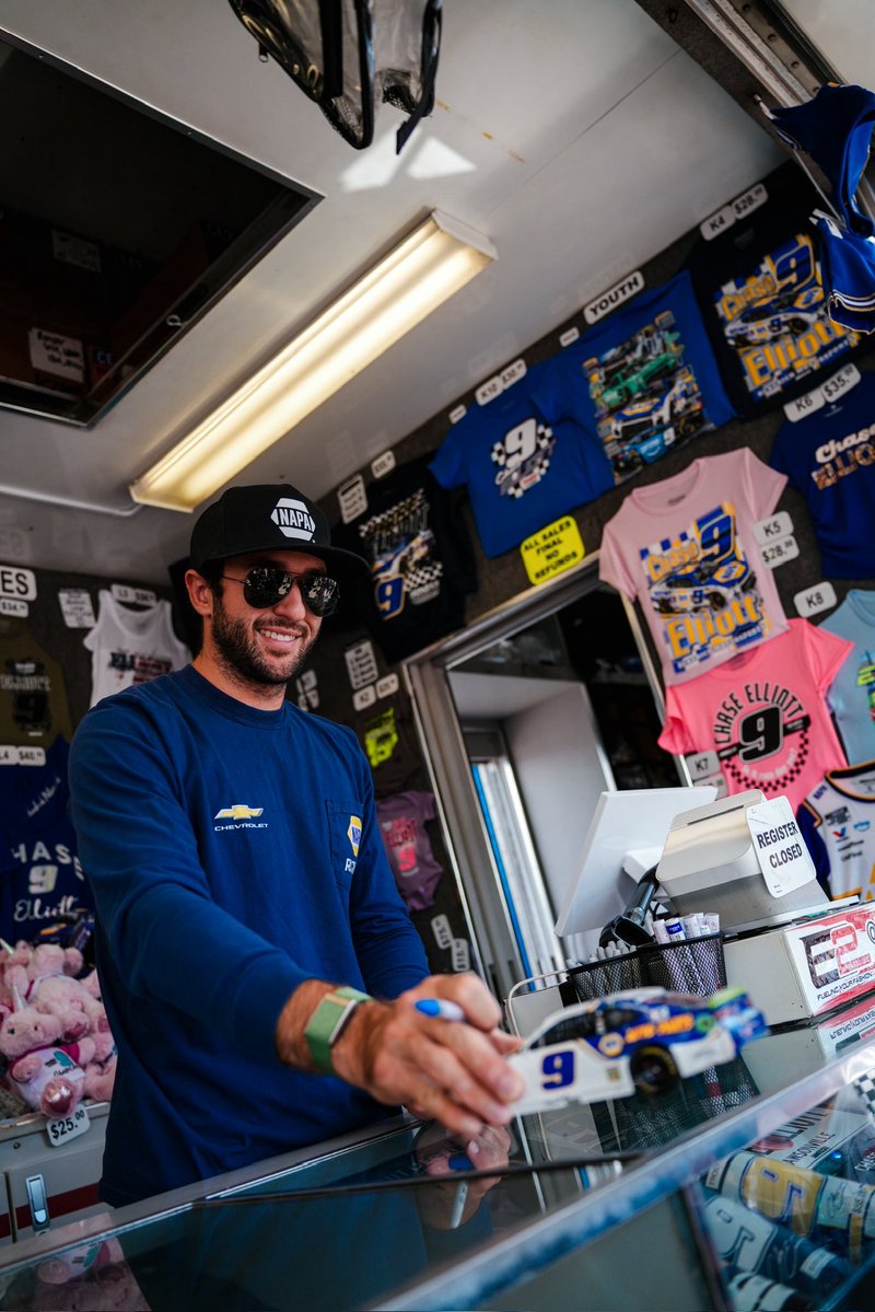 TeamHendrick's tweet photo. Las Vegas autograph sessions!

@chaseelliott | 11:20 a.m. on Sunday | No. 9 merch hauler.

@Alex_Bowman | 11 a.m. on Sunday | 
No. 24/48 HMS merch hauler

*all times local* https://t.co/oc02Og7aD2