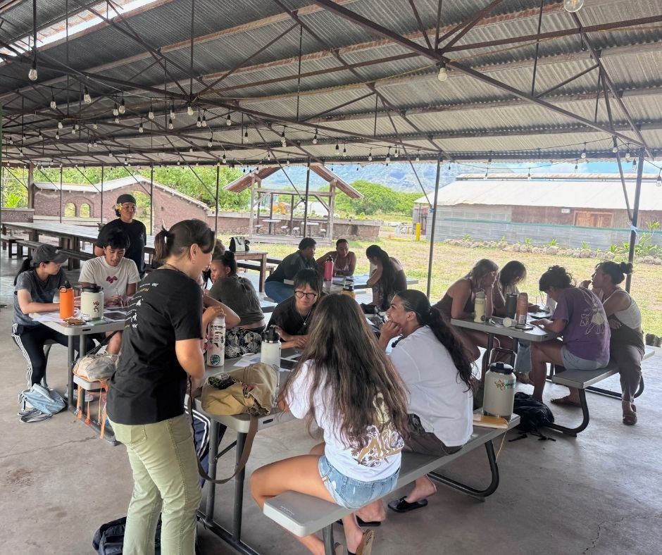 FireScienceGOV's tweet photo. Māʻo Farms Feʻe Interns joined the Pacific Fire Exchange for a wildfire mitigation workshop to explore risks, resources &amp; actions to reduce fire potential on farms across Oʻahu.

What an exciting opportunity to connect with and learn from the next generation of land stewards! https://t.co/7wfiyVtXlj