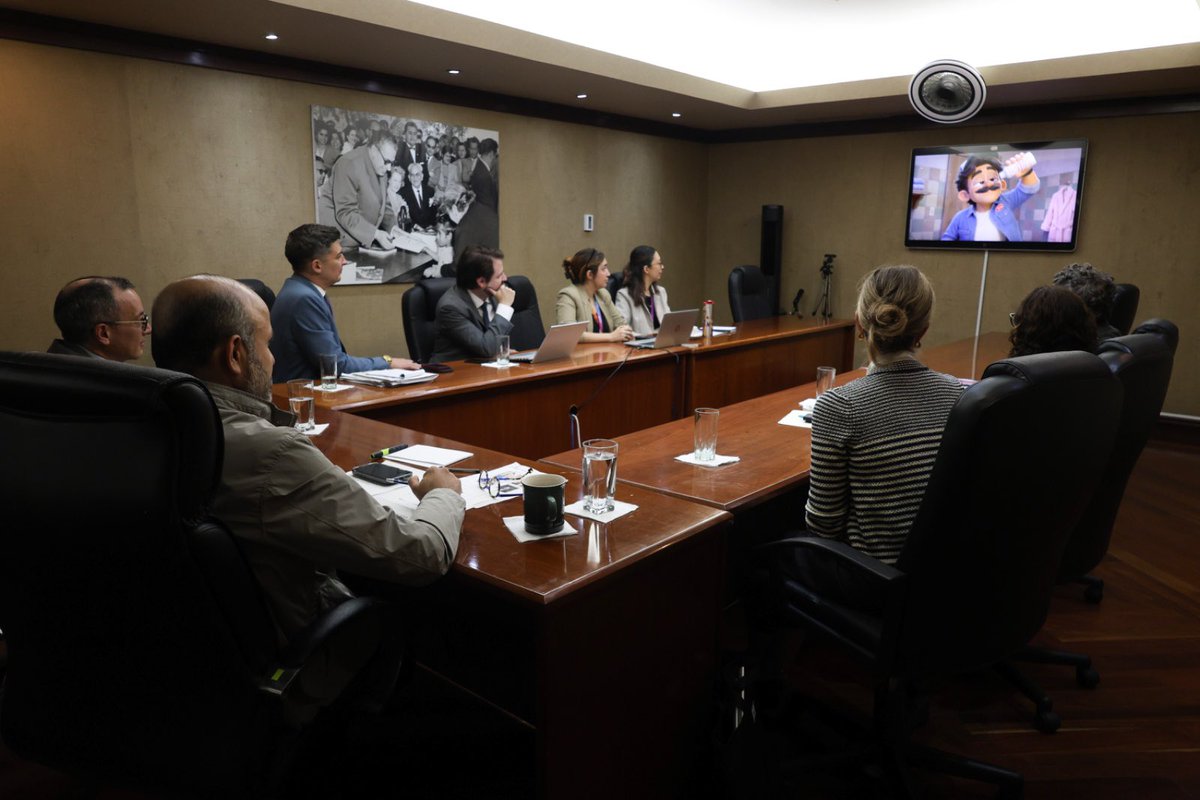 rvillanueval's tweet photo. Nos reunimos con Laurie Richardson, vicepresidenta global de Confianza y Seguridad de Google. También participaron directivos de Google México y de su equipo internacional.

Me dio gusto conversar sobre lo que podemos hacer juntos para acompañar a quienes enseñan y aprenden cada día. Exploramos cómo su experiencia y sus herramientas pueden fortalecer las iniciativas que impulsamos desde la @SEP_mx.

Compartimos una misma meta: que la tecnología ayude a nuestros estudiantes a descubrir y aprender, y a nuestros docentes a hacer realidad sus ideas en el aula. 👏🏼