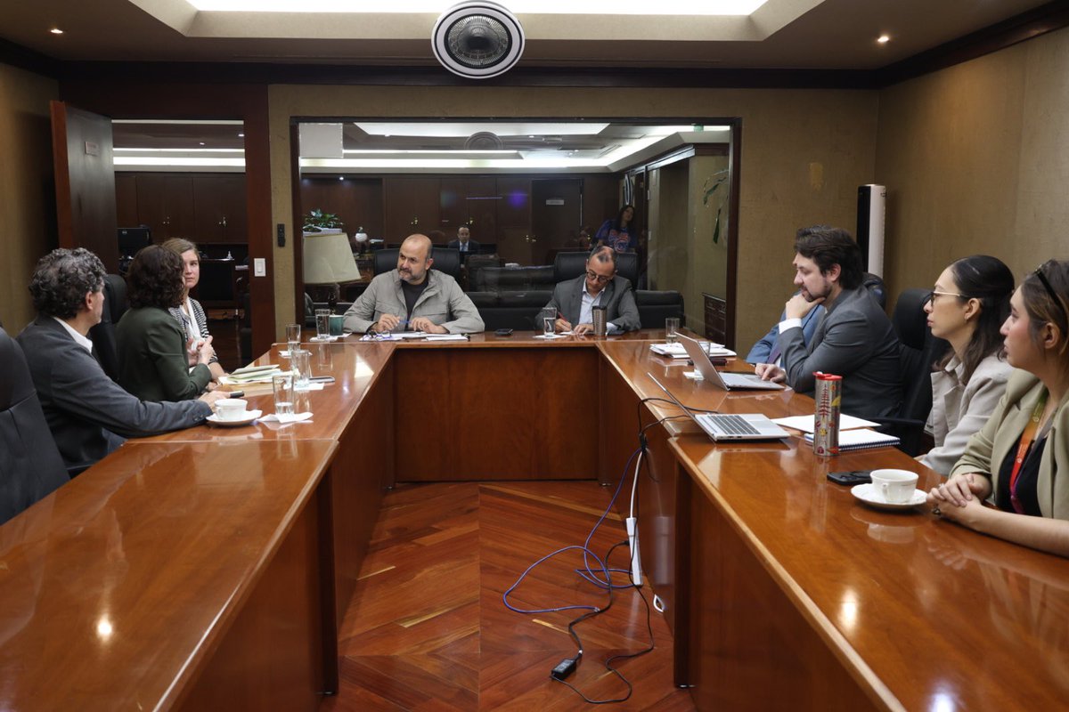 rvillanueval's tweet photo. Nos reunimos con Laurie Richardson, vicepresidenta global de Confianza y Seguridad de Google. También participaron directivos de Google México y de su equipo internacional.

Me dio gusto conversar sobre lo que podemos hacer juntos para acompañar a quienes enseñan y aprenden cada día. Exploramos cómo su experiencia y sus herramientas pueden fortalecer las iniciativas que impulsamos desde la @SEP_mx.

Compartimos una misma meta: que la tecnología ayude a nuestros estudiantes a descubrir y aprender, y a nuestros docentes a hacer realidad sus ideas en el aula. 👏🏼