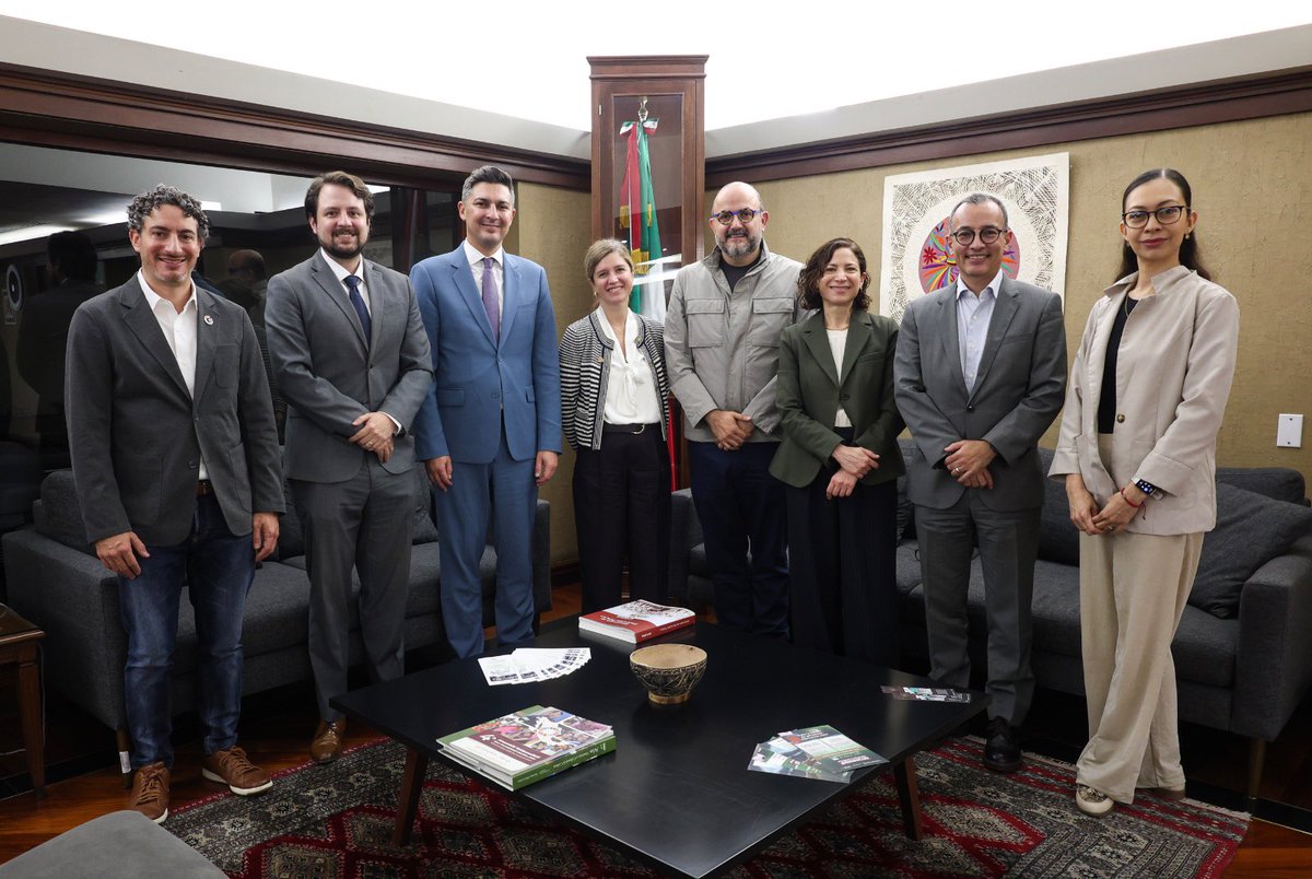 rvillanueval's tweet photo. Nos reunimos con Laurie Richardson, vicepresidenta global de Confianza y Seguridad de Google. También participaron directivos de Google México y de su equipo internacional.

Me dio gusto conversar sobre lo que podemos hacer juntos para acompañar a quienes enseñan y aprenden cada día. Exploramos cómo su experiencia y sus herramientas pueden fortalecer las iniciativas que impulsamos desde la @SEP_mx.

Compartimos una misma meta: que la tecnología ayude a nuestros estudiantes a descubrir y aprender, y a nuestros docentes a hacer realidad sus ideas en el aula. 👏🏼