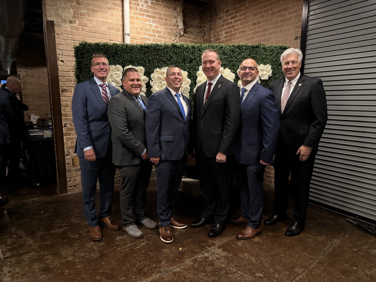 AFFI1935's tweet photo. AFFI Board and Staff Members (and an old friend) attending the 100 Club of Illinois Toast to Hope event last night. #affisupports https://t.co/7otqsPhEE5