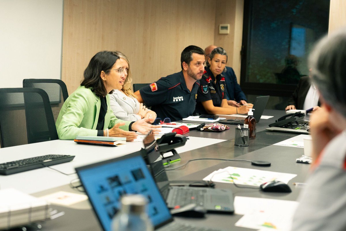interiorcat's tweet photo. La consellera @nuriaparlon presideix la reunió del comitè tècnic del Pla #INUNCAT per encarar la nit i matinada. 

Anàlisi i coordinació davant el front que afecta especialment les Terres de l'Ebre amb @emergenciescat @meteocat @aigua_cat @CH_Ebro @transit @112 @bomberscat https://t.co/thz6PxA71r