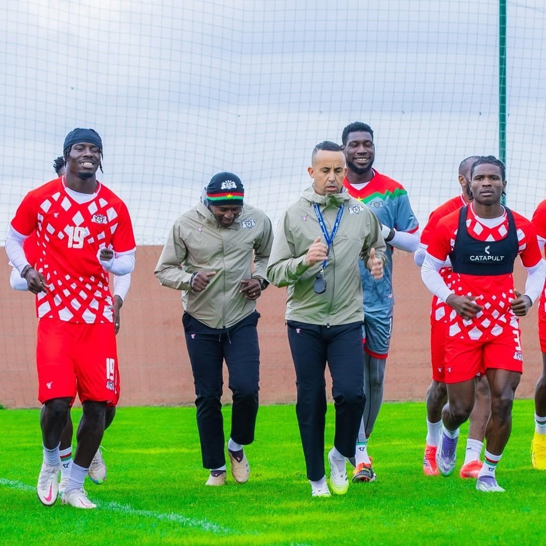 clarincom's tweet photo. BURKINA FASO QUEDÓ VARADA EN MARRUECOS Y PELIGRA EL AMISTOSO CON ARGENTINA

A un día del partido en el Monumental, la selección africana todavía no pudo viajar a Buenos Aires. La federación explicó que la aerolínea canceló sin aviso el vuelo programado para el 30 de septiembre. Las autoridades buscan una alternativa para reorganizar el traslado. Por ahora, el amistoso no fue cancelado oficialmente.

(+) en Clarín: https://t.co/7DBhWr6pxM