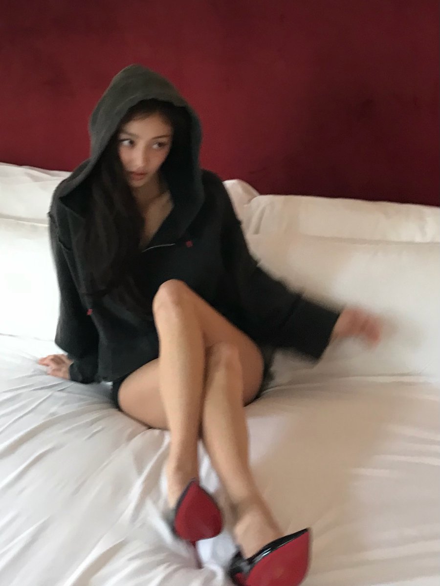 godmitzu's tweet photo. JIHYO FOR CHRISTIAN LOUBOUTIN OH MY GOD?? https://t.co/EbnmpwbCSV