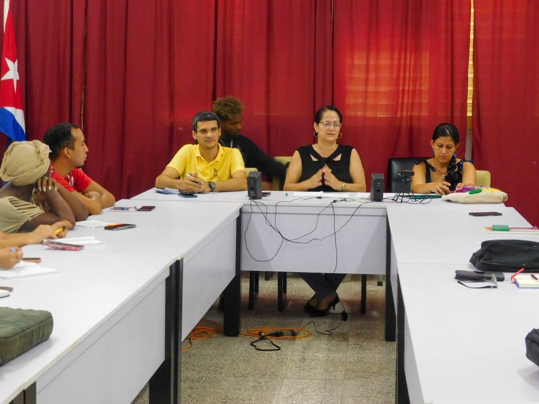 CubaMES's tweet photo. 🤝 Hoy se realizó un fructífero encuentro en la @ULTCuba con los egresados que realizan su proceso de adiestradamiento en esta casa de altos estudios. Estuvo presidido por la rectora, la Dr. C. @VirgenYoenia. 

ℹ️📷 #SomosULT #EducaciónSuperior #Cuba https://t.co/YcjVeCdeRa